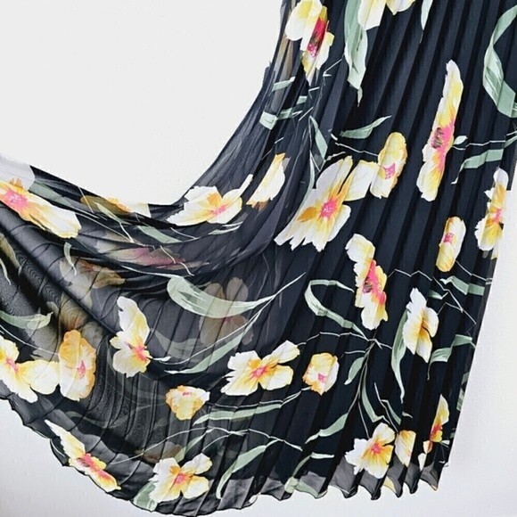 Premier Amour Floral Halter Pleated Chiffon Maxi Dress - Picture 6 of 10